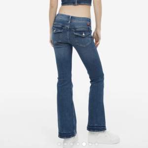 Säljer dessa populära jeans från H&M! Använd Max 5 gånger, för långa på mig som är 168cm lång. Hoppas dom passar bättre i din garderob! 🙌🏻💘