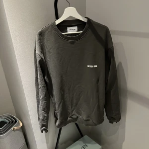 Sweatshirt  - Tröjan är i nyskick, storlek:M, pris:200kr