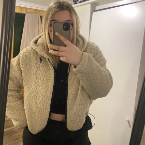 Teddy jacka  - Super fin Teddy jacka som tyvärr inte används länge! Bra skick 