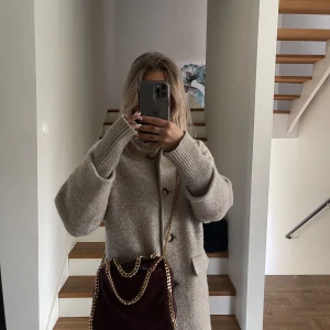 Stella McCartney Falabella väska - Stella McCartney väska Färg - plommonlila/vinröd  Mycket gott skick  Köpt för ca 5 år sedan Nypris idag - 9200kr Säljer för 4500kr eller bud 