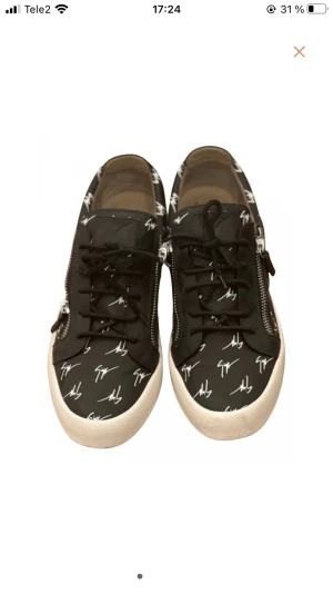 Giuseppe Zanotti - •Info: Giuseppe Zanotti i storlek 44 i väldigt bra skick. •Pris: 1650kr