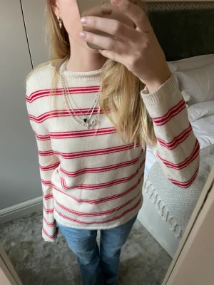 Randig massimodutti tröja - Säljer denna röd vit randiga tröjan ifrån massimodutti. Använd få tal gånger och bortsett ifrån lite nopper (främst på armarna) har den inga tydliga tecken på användning. 