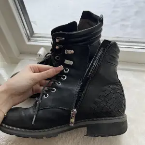 Boots från caprice med fina & unika detaljer! ANVÄNT skick därav priset💕 kan självklart tvätta skorna med produkter för skinn skor vid snabb affär 🫶❤️ strl 39!!