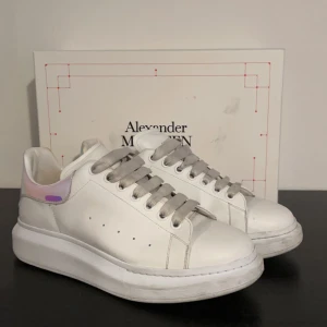 Alexander McQueen skor  - Säljer mina mcqueens för dom int kommer till användning. Skick 9/10. Nya skosnören tillkommer. Nypris 5700