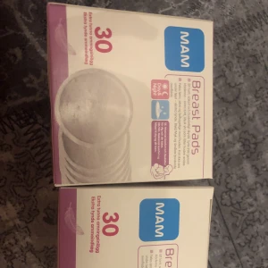 Barn saker  - 1st Baby care 200st. ( 60kr ) 3st breast pads 30st x3  ( 200kr ) 1st breast bag 25st   ( 75kr ) Men jag säljer för ❗️250kr❗️