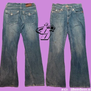 true religion jeans  - True Religion jeans  size on tag, 32W  Ytterben, 110cm  Innerben, 86cm  midja (rakt över), 43cm  (modell 180cm)