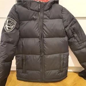D brand jacka  - Bra skick! Säljes då den är för liten för mig. Köparen står för frakten 