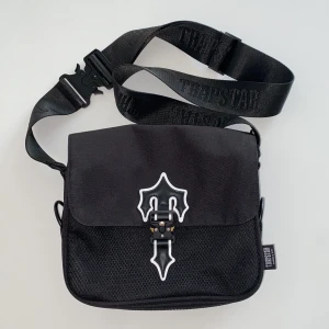 Trapstar shoulder shoulder bag - Säljer trapstar shoulder bag, inga skador eller fläckar!
