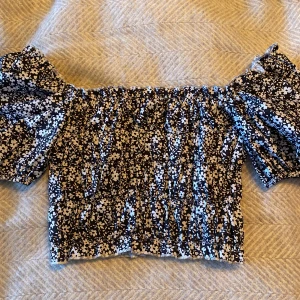Cropped top - Sommar topp i ny skick. Luftiga och skönt material. Väldigt stretchig! 
