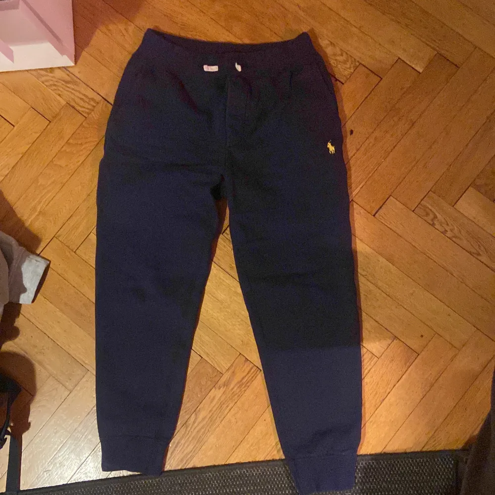Ralph lauren mjukisbyxor marinblå i storlek, väldigt gott skick. Jeans & Byxor.