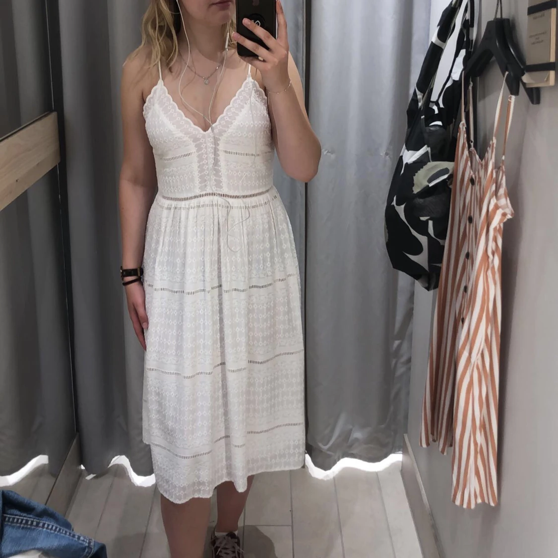 Klänning med hålbrodering