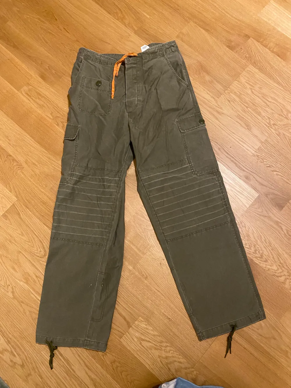 Snygga jeans från HMs men’s section. Helt oanvända men förstora på mig. Passar M-L. (Frakt tillkommer). Jeans & Byxor.