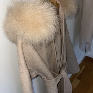 Ullkappa med pälskrage - Ullkappa med äkta pälskrage använd Max 3 gånger. Kappan är i onesize.