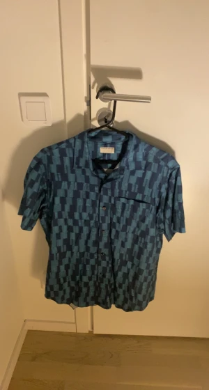 Tiger of Sweden kortärmad skjorta - Snygg kortärmad skjorta från tiger of Sweden, bara använd ett par gånger i somras så bra skick  Storlek S men sitter lite oversized nypris runt 1200