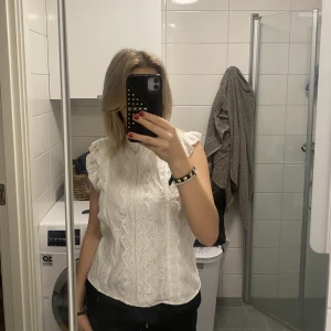 Blus med volanger  - Skit snygg vit blus nästan helt oanvänd 