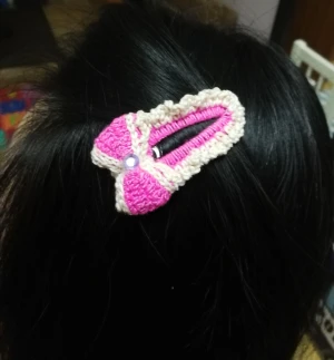 Hårklämma med rosett  - Nytt. Egenvirkad. Vackra hårklämma. Rosa färg med bomull vit garn. Storlek ca 4cm*6.5cm.  Tycker om min virkade hantverk. Följer mig ☺️ 🤝.  Det kommer ständigt att finnas nya verk till försäljning.