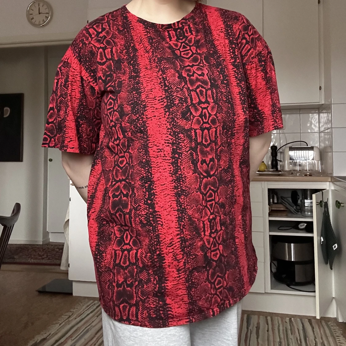 Röd t-shirt från motel