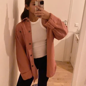 Jeansjacka - Som ny då jag använt den 2 gånger. Superfin men kommer tyvärr inte till användning. Köpt på Lindex förra sommaren! Passar mig som har S i jackor, samt XS/S i tröjor. Dm:a om du är intresserad:)
