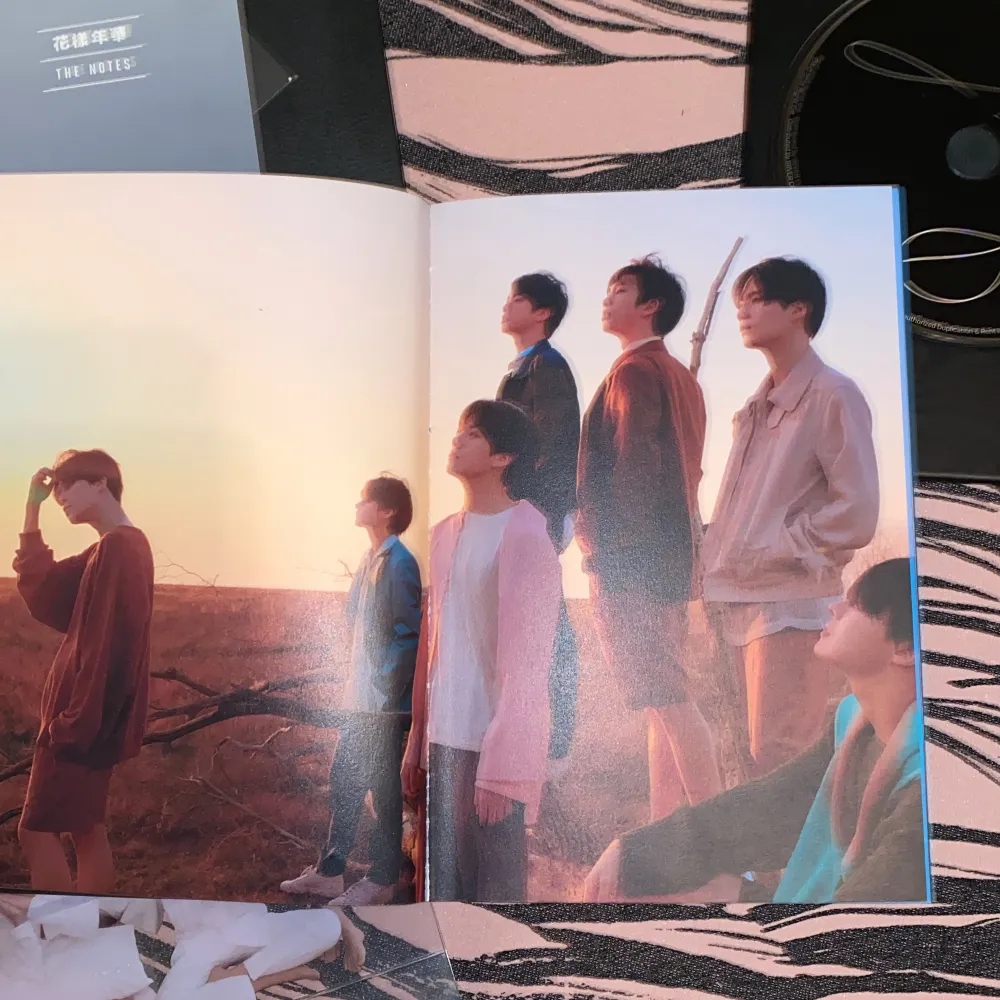 BTS Love Yourself Album i version Y utan kort! Kommer med en Cd-skiva, anteckningsbok som är skriva av medlemmarna(?) och ett skrivbords-stand av alla medlemmarna☺️ . Övrigt.