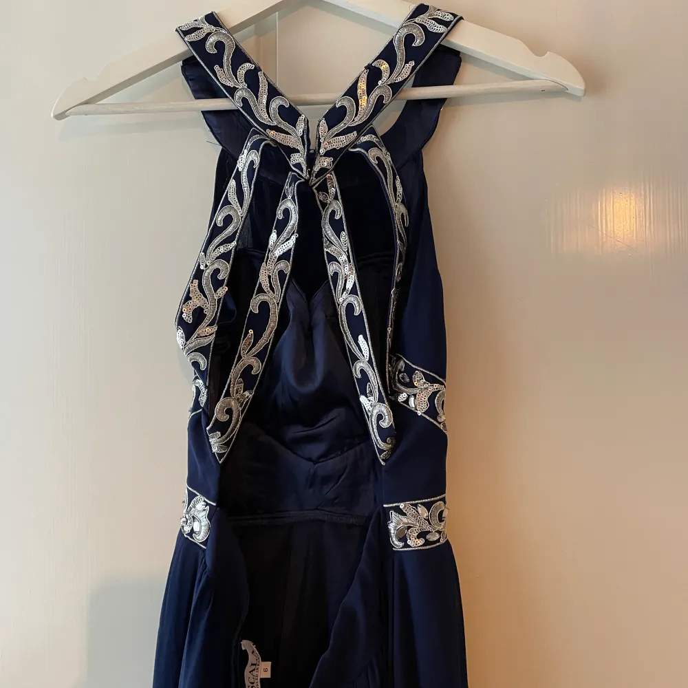 Mörkblå balklänning med öppen rygg och fina detaljer. Gott skick, sparsamt använd. Uppsydd: ca 141-142cm lång från axlarna. . Klänningar.