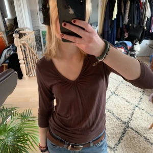 brun tröja - brun tröja med lite ruched mellan brösten, köpt second hand! lappen säger att det är 44-46, jag skulle säga M:)