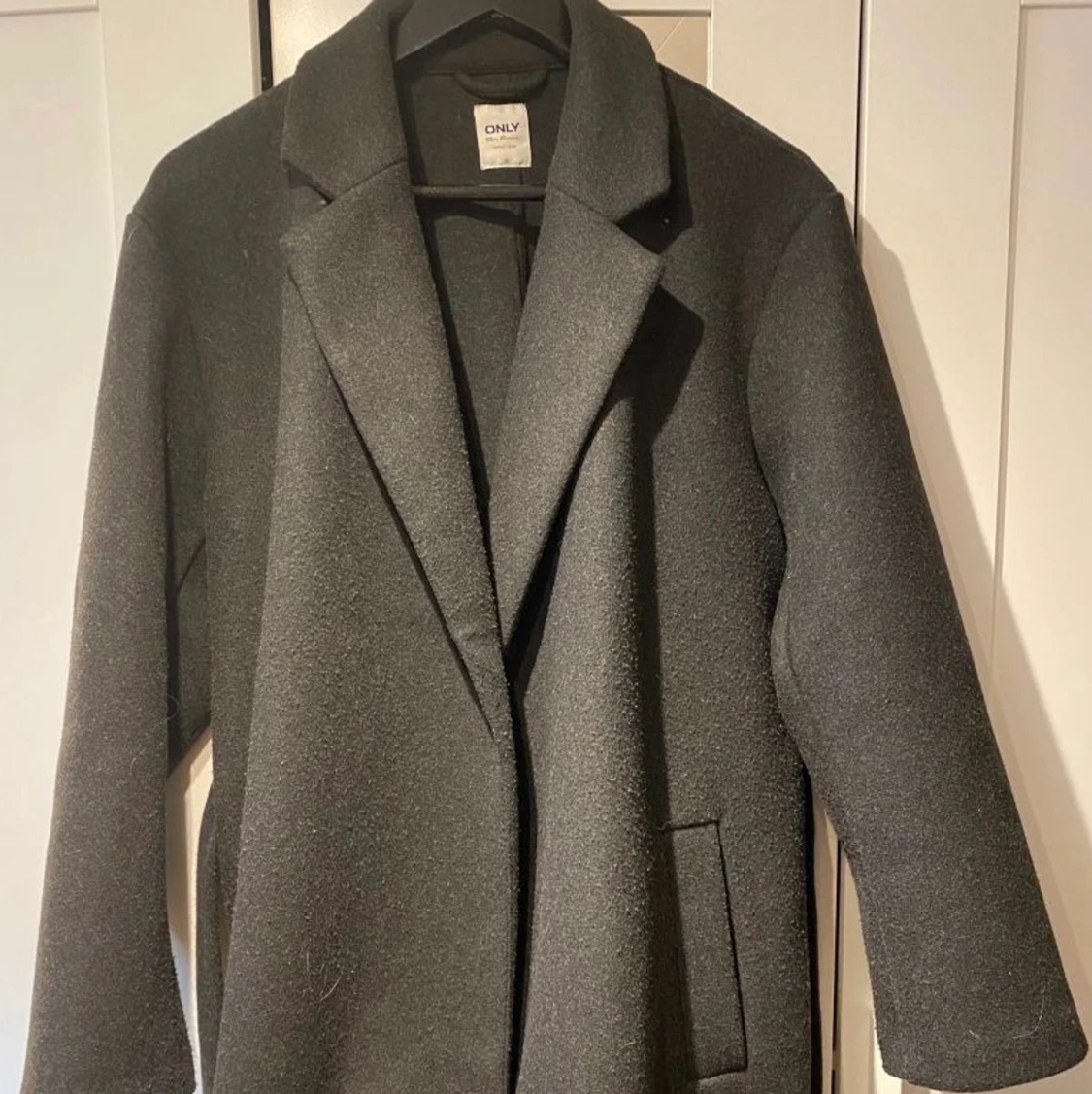 Mörkgrå kort kappa 