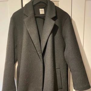 Mörkgrå kort kappa  - Mörkgrå kappa/rock från Only, storlek M. Avtagbart midjeband, lite använd!💞