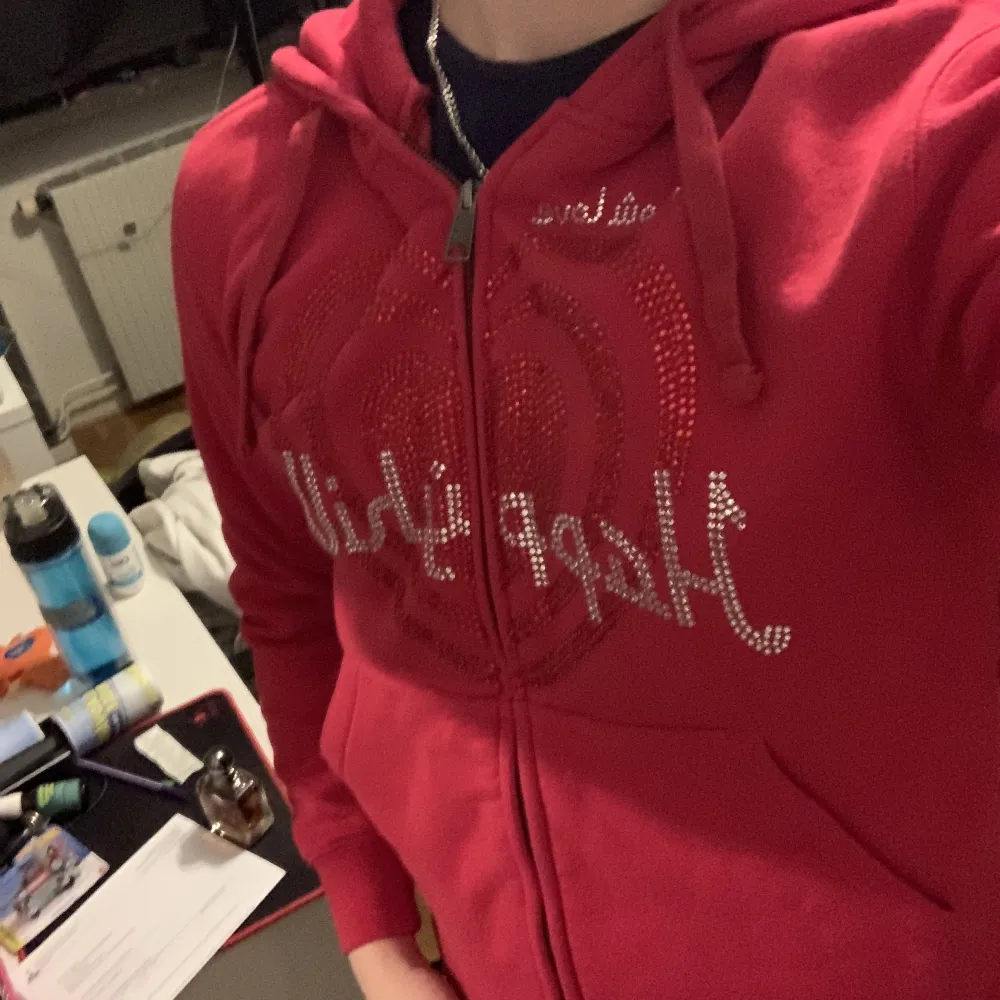 Jag säljer min fina HappyHills rhinestone hoodie därav den är för liten. Använd en gång bara och är i jättebra skick. Skriv för fler bilder. Nypris 700. Hoodies.