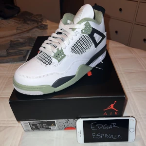 Jordan 4 Seafoam - Jordan 4 Seafoam US 9W | Eu 40,5 10/10 Köparen står för frakten om det är bud som bekräftas. 