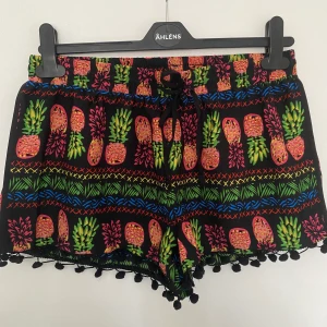 Shorts - Ananasshorts storlek 36