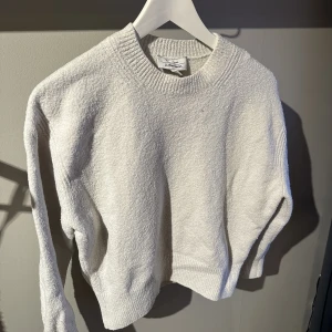 Vit stickad  - Vit stickad tröja från & other stories, storlek S✨