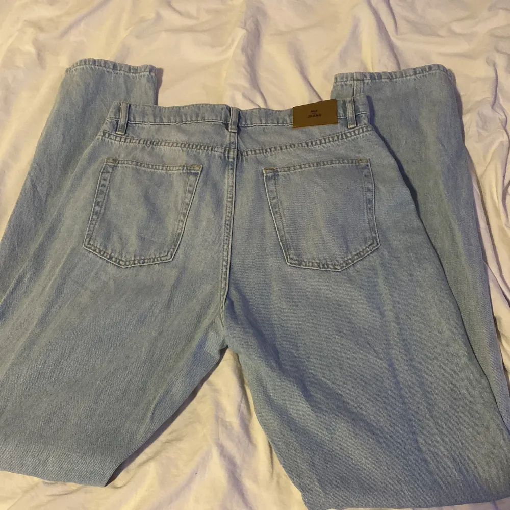Jag säljer dessa jeans från Nelly pågrund av att dem aldrig kommer till användning. Dem är använda några gånger och har inga defekter. Jag köpte dem för 600 och säljer dem för 100.. Jeans & Byxor.