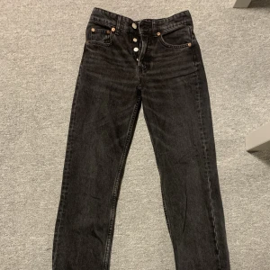 Zara mid rise jeans - Slutsålda zara jeans. Supersnygg tvättning och raka ben. Sitter som på sista bilden, bara en annan färg. De är i mycket bra skick. Kostar ca 400kr i nypris. Säljer för att de inte passar längre.
