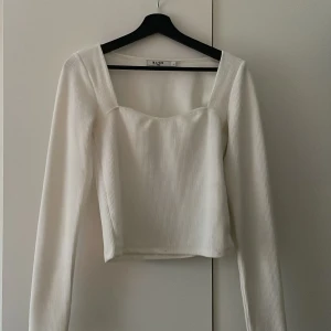 Top från Na-kd - En söt top från Na-kd, lite lätt ribbad  Har en liten fläck allra längst ner, men nått som inte syns, men tar hänsyn till de i priset
