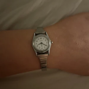 Klocka - säljer min super söta mini klocka som inte kommit till användning för min del då jag bara använder guld. Själva klockan är Justerbar och går att ändra så den passar din storlek runt handleden. 💕💕