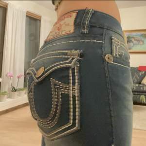 Följ mig gärna då jag lägger upp liknande plagg 🌼 True religion jeans i lowaist. De är raka i benen och o storlek 27. 33 i midjan och 77 innerbenet. Skriv gärna om du har frågor❣️