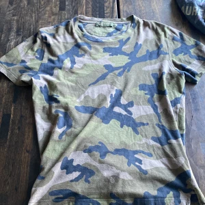 Valentino t-shirt - Valentino tshirt i fint skick 8.5/10, passar herr modell men skulle passa tjejer oxå. Säljer den billigt om man jämför med original pris som ligger över 3000, hör av er vid mer frågor och funderingar