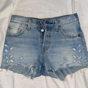 Superfina ljusblåa jeansshorts från Levis. Shortsen är i modellen 501 och har knappar vid gylfen. Storleken på shortsen är W23 men jag skulle säga att de är mer som en W24. ✨🤍