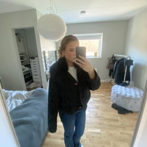 Meotine jacka - Säljer min liknade Meotine Jack ifrån Chelsea .Den är andvänd fåtal gånger då jag har en riktig.St one size men passar som S /M