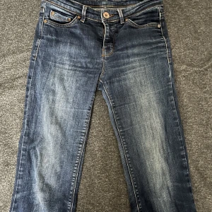 Low waist jeans - Ett par snygga mörkblåa jeans. De är lågmidjade och bootcut/flare. Storlek 36 och passar mig i längden som är 175. 