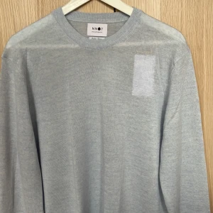 NN07 tröja - Tunn, finstickad tröja från No Nationality. Ljusblå. Oanvänd.