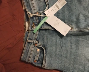 Gina tricot comfy mom jeans strl 34 ljusblå - Helt oanvända mom jeans med lapparna kvar från Gina Tricot. Supersnygga och i en strl 34. Nypris: 499:- 