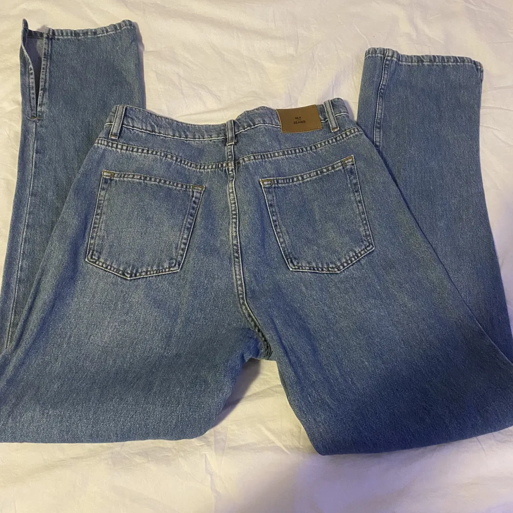 Jag hittade inte dem exakta jeansen på hemsidan men dem är liknande. Jag säljer dessa jeans för att dem inte kommer till någon användning längre. Jag har använt dem några få gånger, inga defekter. Jag köpte dem för ungefär 699 och säljer för 100. . Jeans & Byxor.