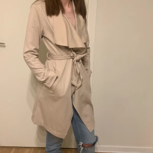 Beige kappa - Lätt kappa, inte så jätte använd. Inget fel på den👌🏼