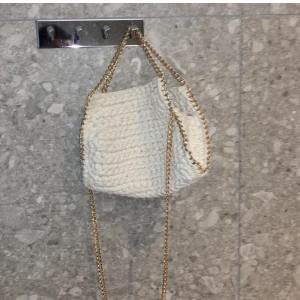 Stella McCartney väska - Skitsnygg virkad Stella McCartney inspirerade väska i storlek small💗