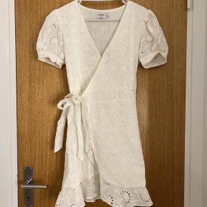 Klänning  - Säljer nu min fina studentklänning, broderat material, från nakd. 