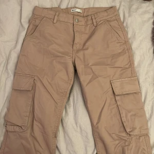 Cargo pants  - Beiga cargo pants, köpta på gina tricot. Storlek 36/S. Ser ut som nya och är använda fåtal gånger. De är dock lite slitna vid hälen pga att de varit får långa på mig och ”trampat” på dom, men inget som man tänker på. (Kan skicka bild om någon vill se)❤️