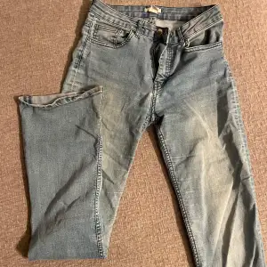 låga bootcut jeans i ljusblå färg storlek 36! 