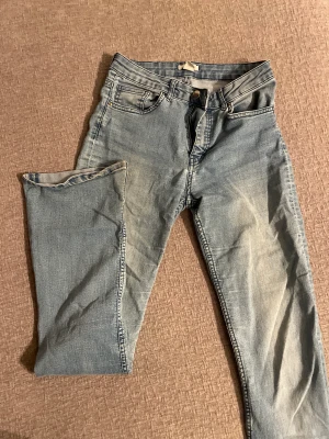 jeans ljusblåa bootcut  - låga bootcut jeans i ljusblå färg storlek 36! 