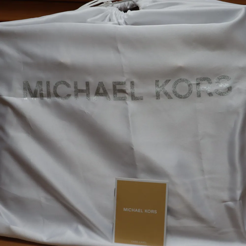 Michael Kors väska i gott skick, köpt för några år sedan men knappast använd. Säljer pga använder inte! Finns ett stort innerfack och flera små. (Den är inte såld) Skriv i DM för intresse! . Väskor.